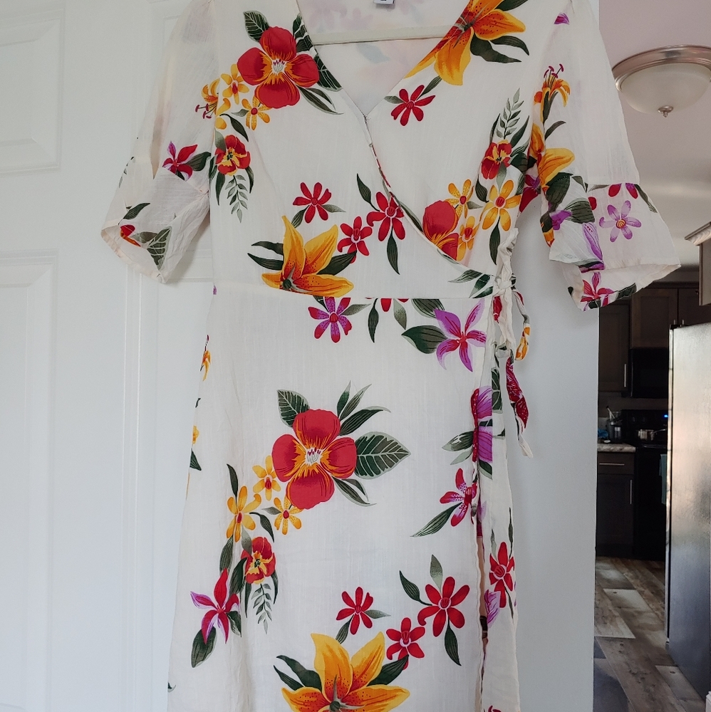 New Women's Sm Floral Wrap Dress